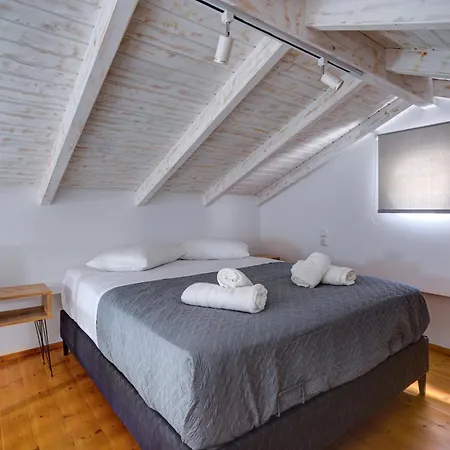 Molos Beachfront In 아파트