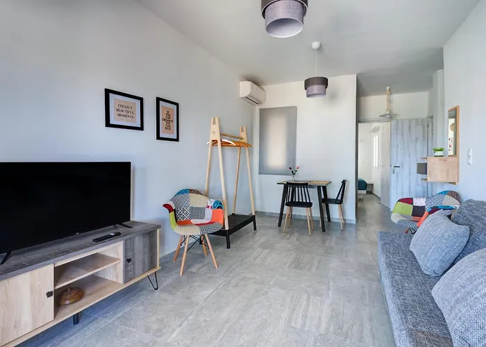 Molos Beachfront In דירה *