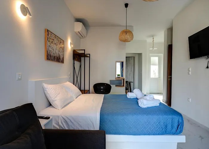 Molos Beachfront In דירה *